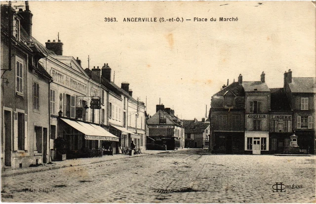 CPA Angerville Place du Marche FRANCE (1371533)