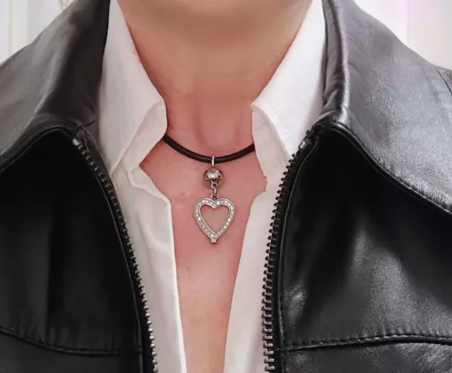 Gargantilla de piel con colgante de acero con forma de corazón.