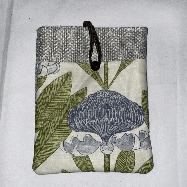 Handgefertigte Tablet/IPad/Kindle Hülle Blumenmuster mit Vordertasche