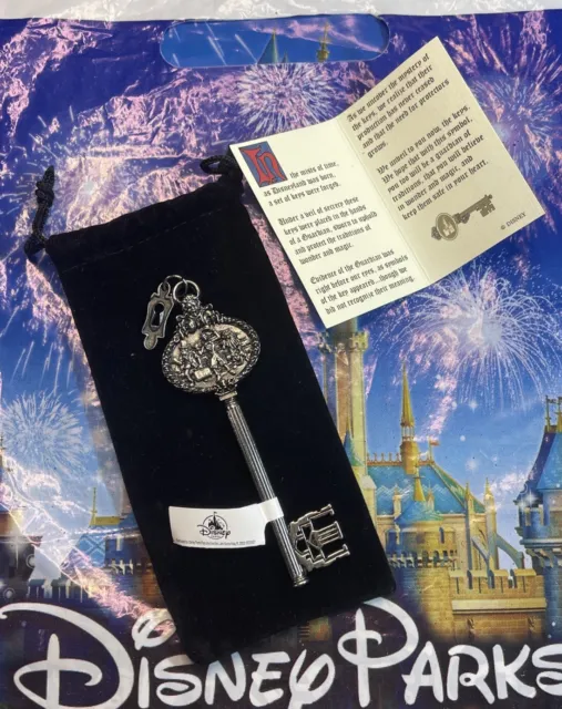 Disney Parks Hitchhiking Ghosts Haunted Mansion Key Large with pouch NEW
