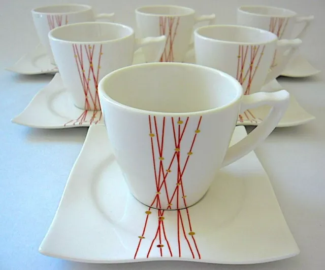 Suite de six tasses et leurs sous-tasses en porcelaine à décors géométriques