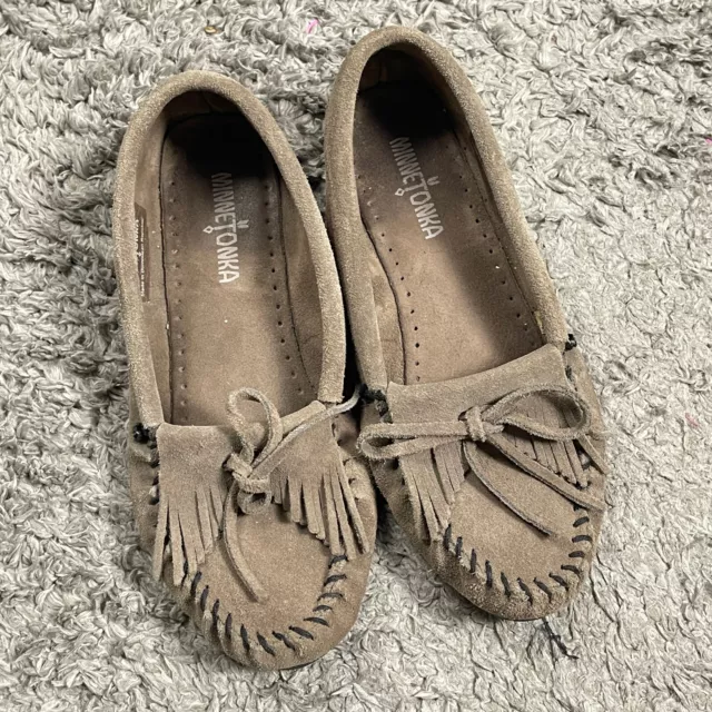 Minnetonka Women's Kilty Hardsole Suede Moccasin Loafer Slip On Grey Size 9 401T