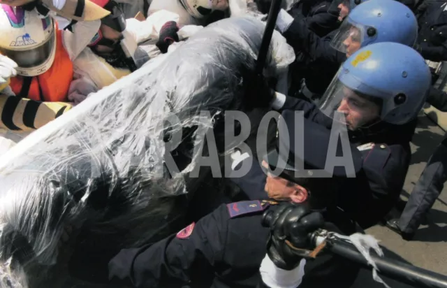 Altes Pressefoto Genua, 2001, Demonstration Gegen Tebio , Druck 20 X 30 CM