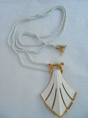 Trifari lunga COLLANA firmata TRIFARI filo e pendente smalto bianco 