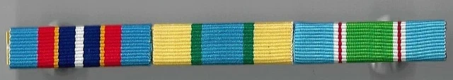 lot de barrettes de décoration militaires sur support avec fixations pins