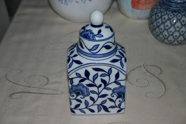 Porzellan - Deckeldose - Strauss Home Porcelain - Höhe gesamt 18 cm - sehr guter
