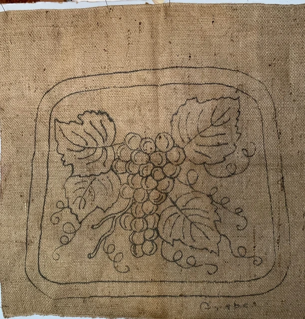 "Alfombra de enganche patrón de uvas arpillera primitiva 15,5"" X 13"""