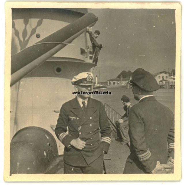 ORIG. FOTO KOMMANDANT Fritz Poske auf UBoot U504 im Hafen Schiff