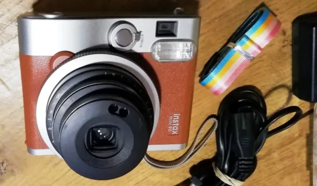 Fujifilm Instax Mini 90 - Appareil Photo Argentique Instantané + accessoires