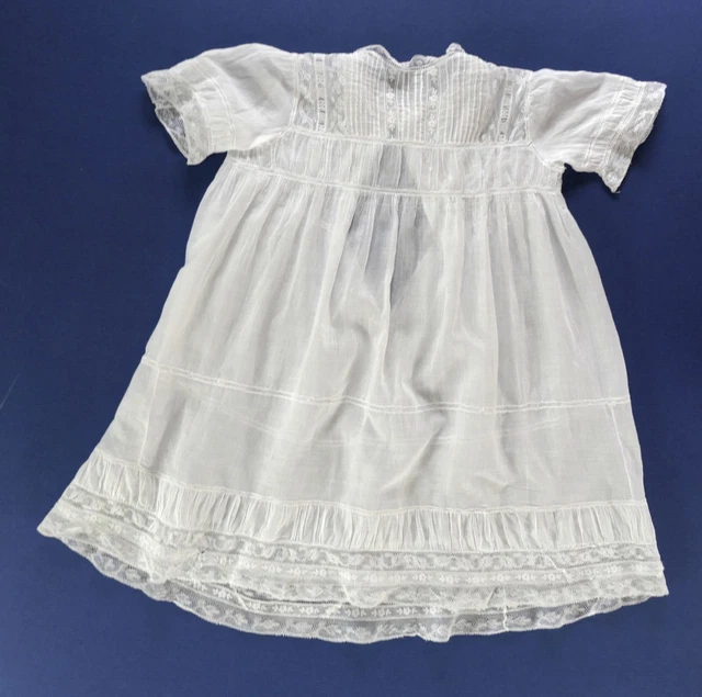 Un Abito Antico Per Un Bambino Con Ricamo & Pizzo Valenciennes Un Abito Antico Per Un Bambino Con Ricamo & Pizzo Valenciennes