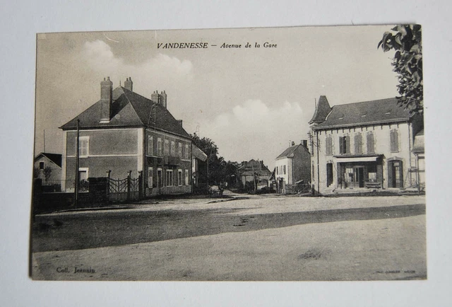 Cpa - Vandenesse - Avenue De La Gare *