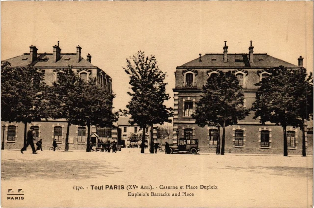 CPA TOUT PARIS 15e Caserne et Place Dupleix (1249331)