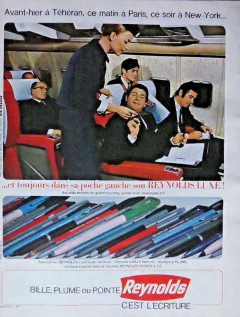 PUBLICITÉ DE PRESSE 1967 REYNOLDS LUXE A BILLE PLUME ou POINTE - DANS L'AVION