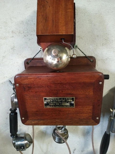 Telephone rotatif du 20e siècle en bakélite, vers 1930 sur telephone anc