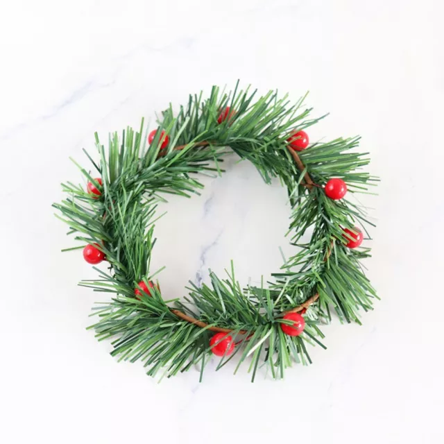 Corona de puerta de Navidad con bayas de aguja de pino realistas para decoración festiva