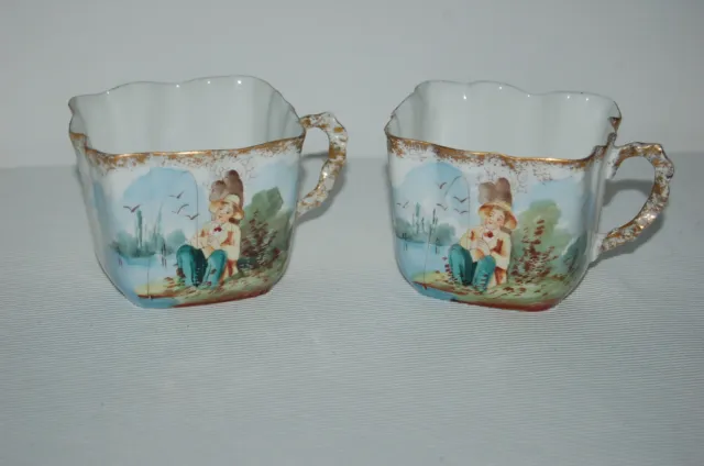 Deux anciennes tasses en porcelaine fine