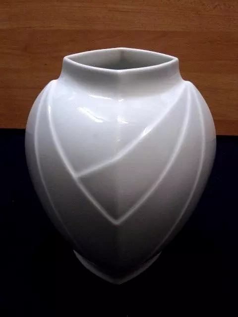 Thomas Porzellan  1 Vase sehr dekorativ -weiss glasiert ca  19 cm