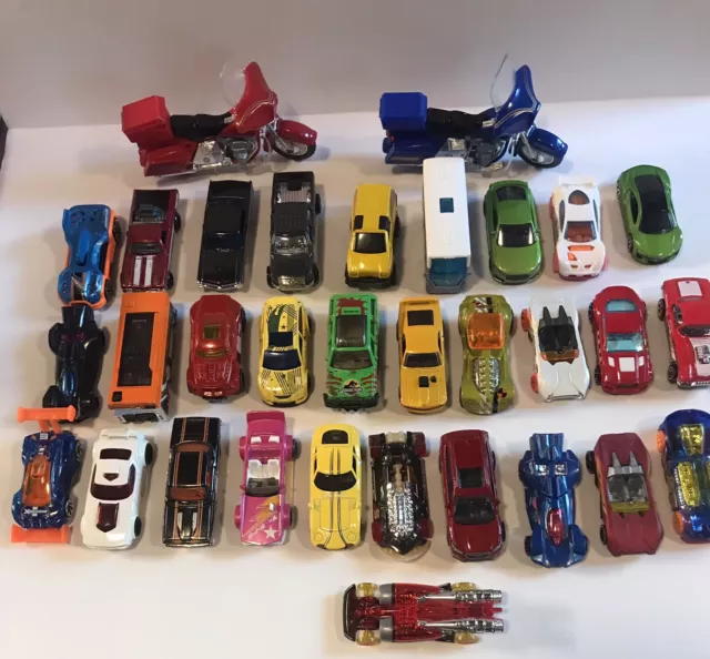 Lote de 32 vehículos diecast, camiones, motocicletas y autobuses, autos de juguete