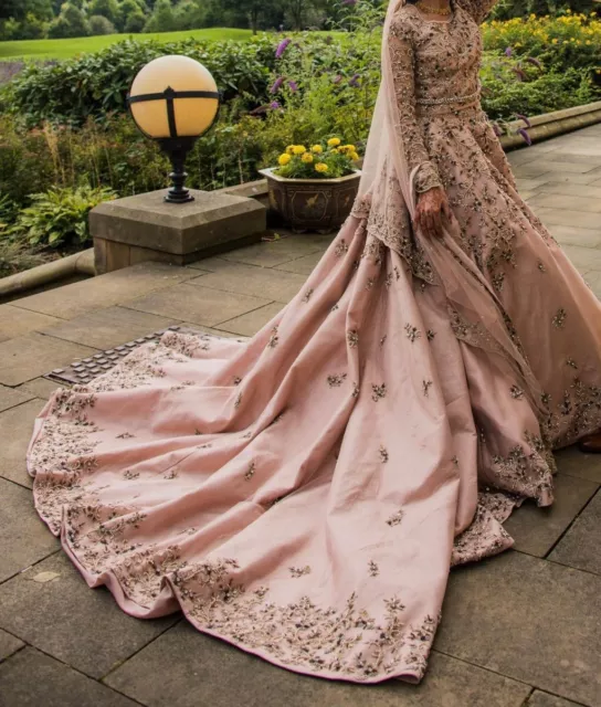 Princess Wear Gold Glitter Evening Gown Ball Dress Spin Fluttering Stock  Photo by ©JadeThaiCatwalk 616819920
