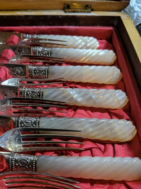 Viktorianische geschnitzte Perlmutt verdrehte versilberte Messer & Gabeln 12 Stück