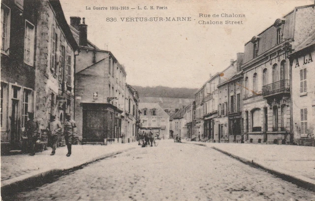 CPA 51  VERTUS sur Marne Rue de Chalons La Guerre 1914-1918