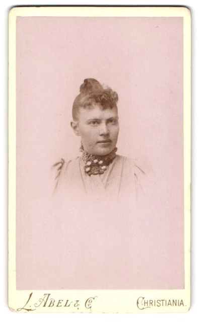 Fotografie L. Abel & Co., Christiania, Junge Dame mit Hochsteckfrisur