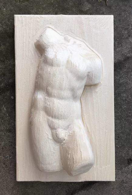 Torso masculino como relieve con talla en blanco tallado en madera