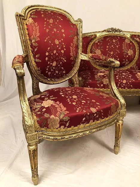 Partie de salon de style Louis XVI en bois doré. Canapé corbeille et fauteuils 3