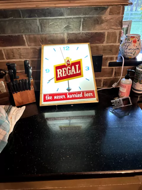 Vintage Regal Beer Light Up Advertising Clock Vintage Regal Beer Light Up Advertising Clock