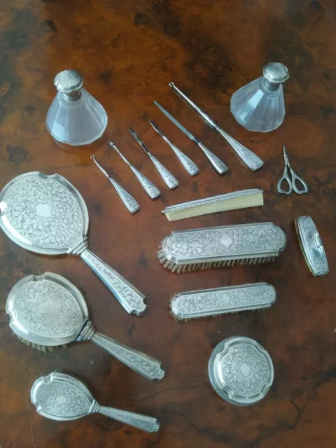 Antico servizio da toletta in argento decori guilloche
