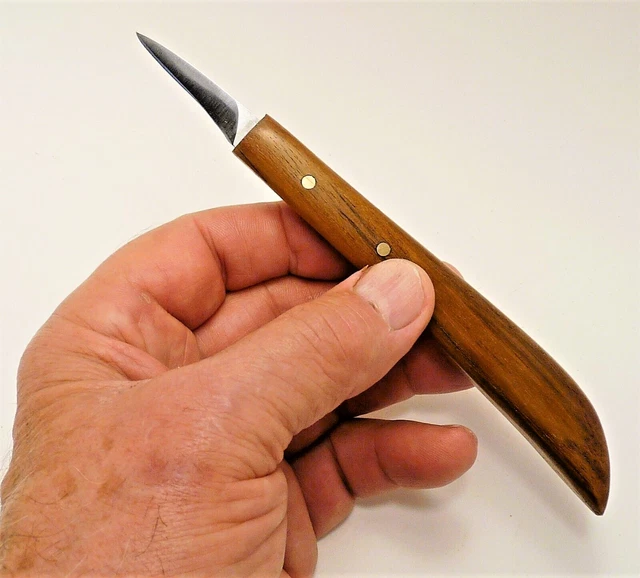 Cuchillo Davis Bros. Coleccionable Hecho a Mano GLK #4 Tallado en Madera y Detalle de Reducción