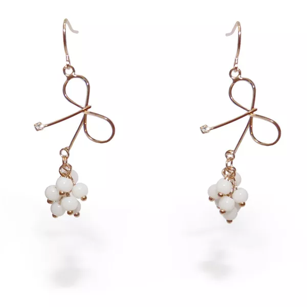 Boucles d'oreilles - Noeud en ruban de métal et perles blanches Saint Valentin