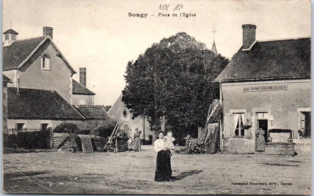 58 SOUGY - la place de l'eglise