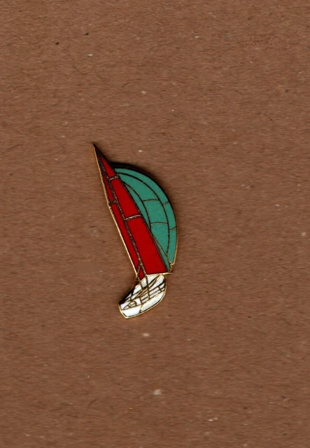 pin's thème Egypte - le Sphinx discothèque (EGF doré) hauteur: 2,6 cm