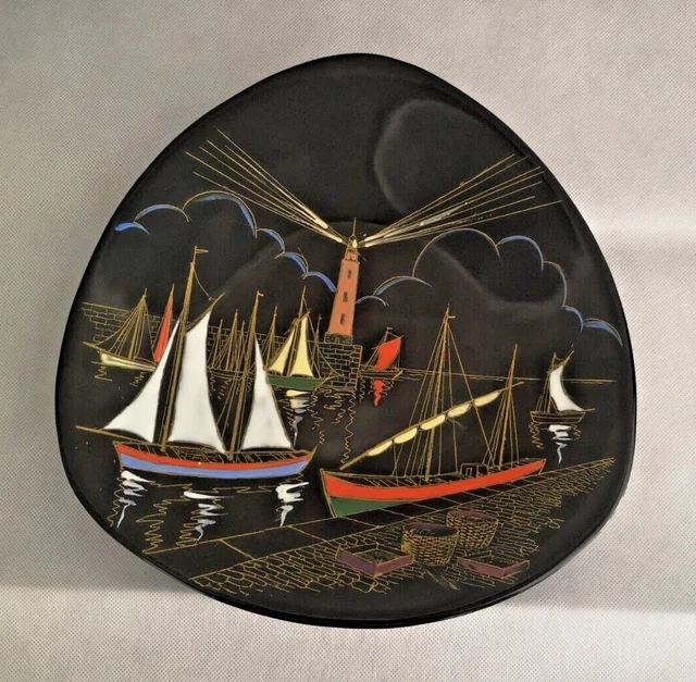 Superbes émaux de LONGWY, assiette noire numérotée: Port de pêche