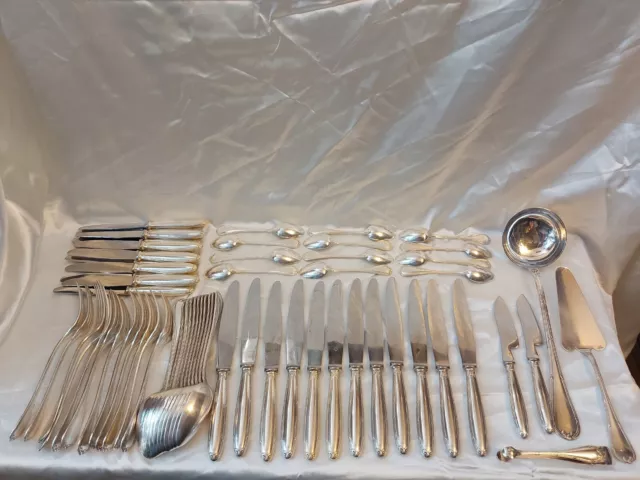 Ménagère Métal Argenté Christofle Rubans Croises 65 Pieces Dont Louche Couteaux