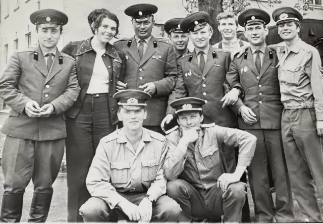 Gruppe Foto Soldaten Sowjetunion Russland Nationale NVA Volksarmee DDR Abzeichen