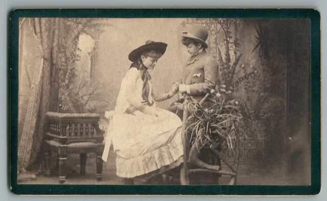 Quatre cyclstes posant avec leur vélo, photographe, 1930 (Collecton