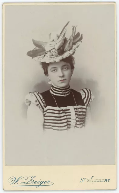 CDV 1900. Portrait d'une femme au chapeau à plumes par Zeiger à St Ingbert. Mode