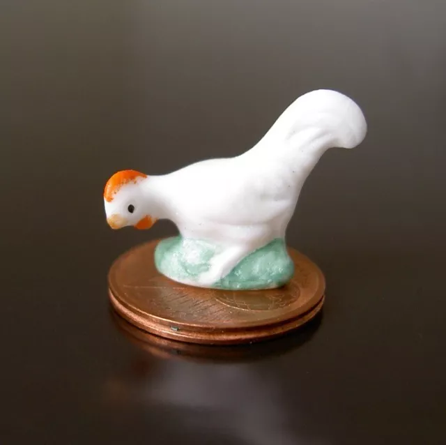 Ancienne Fève Allemande Goebel, Coq Poule Biscuit Polychrome 25x18 mm Miniature