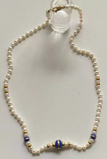 Perlenkette  mit 18 Karat Goldschließe und Goldelementen und Lapislazuli