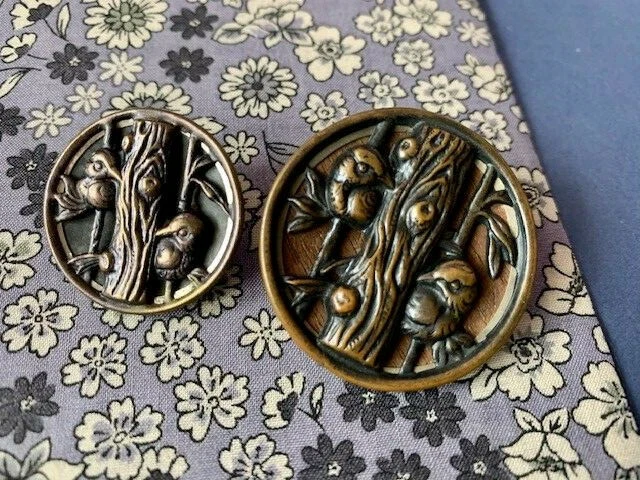 Deux boutons anciens, collection, en cuivre, Pics verts, 25 mm et 35 mm, TBE