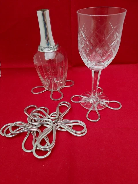 CHRISTOFLE - Dessous de plat circulaire en métal argenté guilloché. On