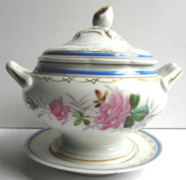 Soupière de dinette sur plat rond, porcelaine de Paris, décor floral et Or fin
