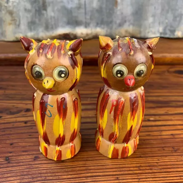 Vintage Wood OWLS Salt & Pepper Shakers Metal Bottom Retro Mid Century Kitchen