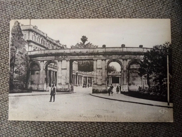 Cpa Nancy L Hémicycle De La Carrière Et Le Palais Du Gouvernement