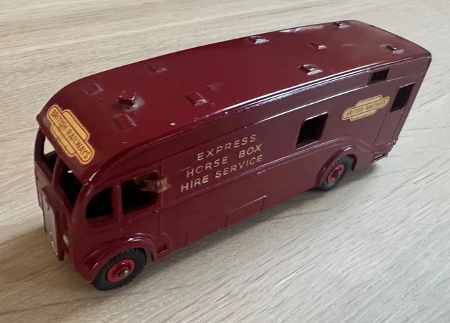 Dinky: A boxed Dinky Toys Horse Box 581, maroon, 'British Railways' and