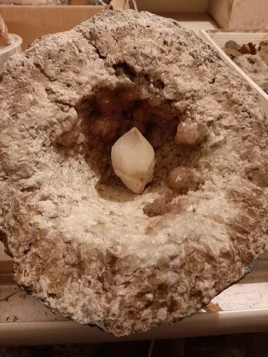 Riesen Druse Quarz-Geode, ca. 10 kg,  extra Bergkristall, inkl. Metallständer