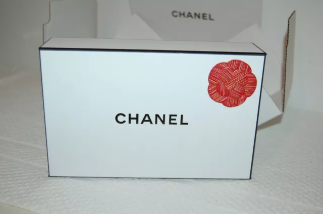 CHANEL Geschenkschachtel mit Kamelie 2