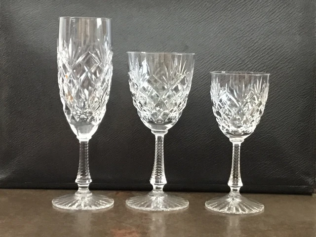 Trois petits verres gravés à décor d'aigle, monture argent